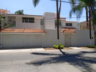 Casa en Renta con uso de suelo ideal para Oficinas Consultorios, Academia zona Residencial Victoria, Guadalajara, Jalisco.