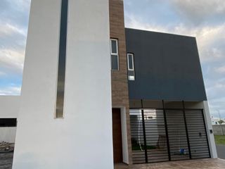 Casa en venta con alberca en esquina en Fracc. Lomas de la Rioja en la Riviera Veracruzana