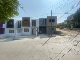 Se vende casa en la Colonia Azteca