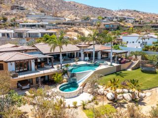 Casa con ventanales grandes, jardín y alberca privada con fuente, terraza, Corredor Turístico, venta, San José del Cabo.