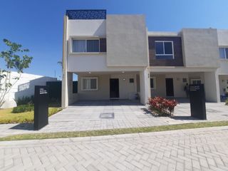 CASA EN FRACCIONAMIENTO CON TRES RECÁMARAS Y ESTANCIA EN PRIMER NIVEL