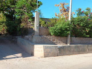 SE VENDE TERRENO CON CONSTRUCCION