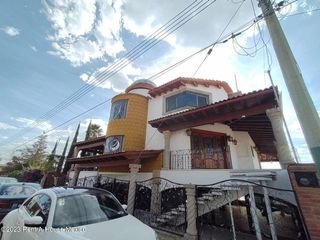 Casa en renta con alberca privada, chimenea, cuarto de servicio y salón de eventos en Tequisquiapan Querétaro