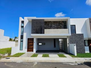 Casa con Alberca y Vista a la Laguna en el Fraccionamiento Lomas de la Rioja, Veracruz.  ▪️Venta: $3'550,000.00