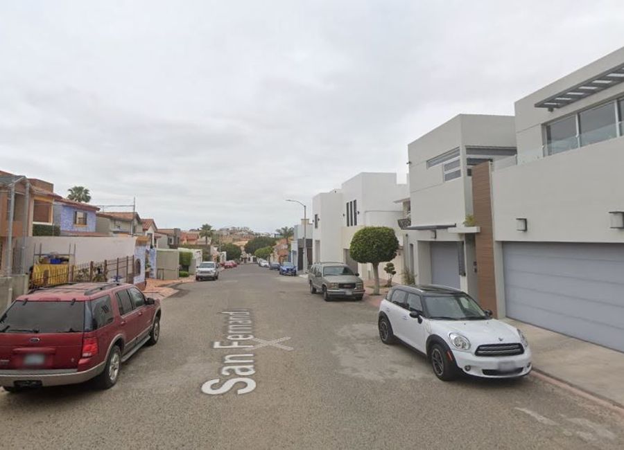 Vive en Elegante y amplia casa en remate en Col. Hacienda Agua Caliente, Tijuana, Baja