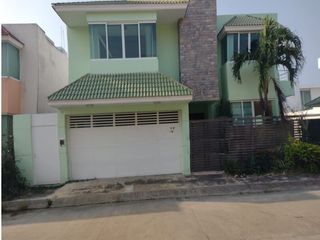 Casa en venta con Recamara en P.B. y Alberca en Fracc. Las Palmas Medellín Veracruz
