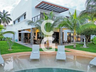 Casa en Venta en Cancun en Residencial Villa Magna con Alberca y Jardín