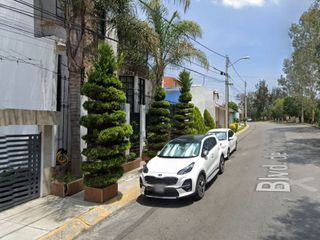 Vive en Elegante y amplia casa en remate en Col. Villas de la Hacienda, Ciudad López Mateos, Méx.!!