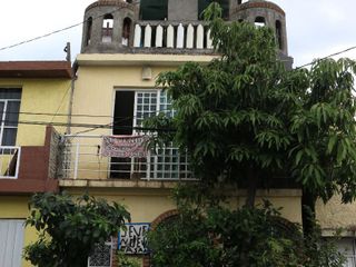 Excelente oportunidad de casa de 5 habitaciones en Col. Santiaguito, a 5 minutos del libramiento