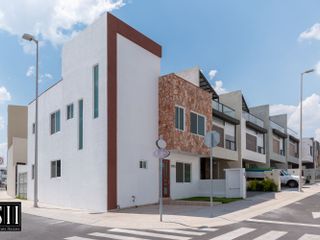 Casa venta el Refugio, 3 recamaras, 2.5 baños, salida a Roof, esquina, frente a parque