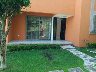 Vendo casa de 136 m2 de construcción, tres recamaras,  en condominio de 6 casas, Fraccionamiento Junto al Rio, a  10 minutos del centro de  Cuernavaca, Mor.