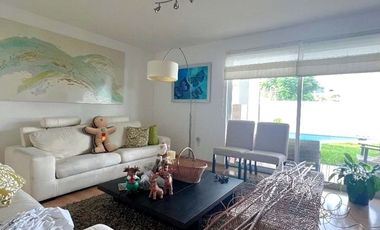 JURIQUILLA RESIDENCIA EN CUMBRES DEL LAGO CON JARDIN Y ALBERCA