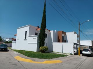 Bonita casa en venta, dentro del fraccionamiento Rincón de Los Arcos