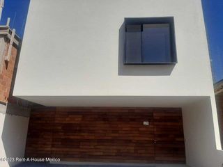 En venta casa en Condominio en Zibatà 4 recàmaras Roof Garden vista al Valle vigilancia VL-24-1217