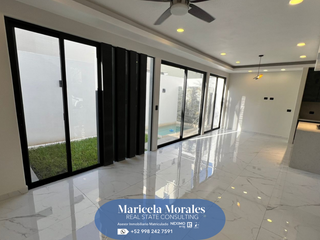 En venta casa de 3 recamaras en Av Huayacan dentro de Residencial, Cancún