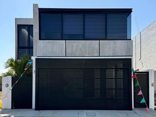 CASA EN VENTA EN LOMAS DE LA RIOJA CON  HABITACION EN PLANTA BAJA Y  JARDIN