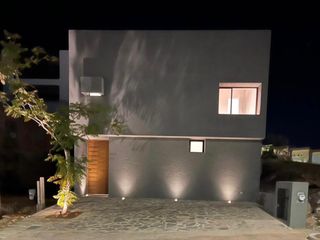 Moderna Casa Minimalista en Fracc. Rio Altozano