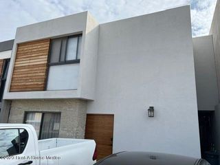 Residencia en venta en Altozano 3 recàmaras cuarto de servicio vigilancia LP-23-4734