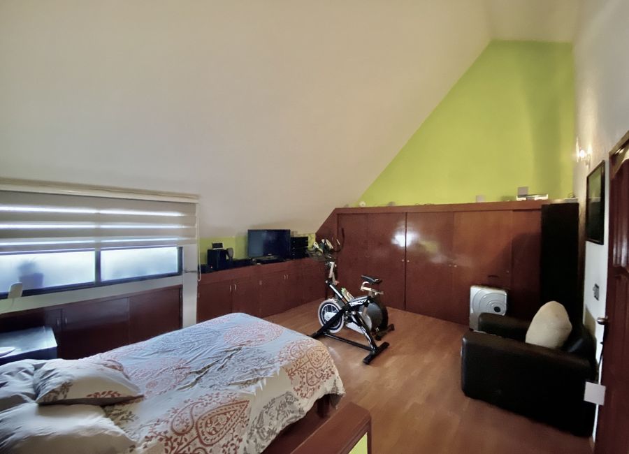 CASA CON OPCIÓN DE CAMBIO DE USO DE SUELO EN VENTA EN ALTEÑA 1 Lamudi