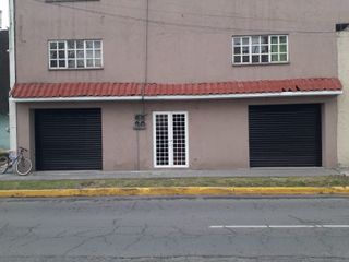 Renta de Edificio de Oficinas con 2 locales y 4 oficinas en Av. Comonfort a una calle de Paseo Tollocan
