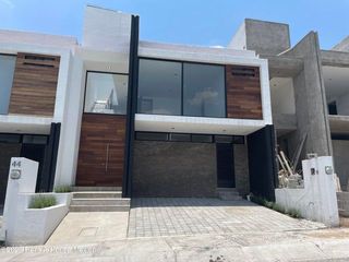 CM.En venta casa en condominio dentro de Zibatà 3 recàmaras 3 niveles doble terraza 23-6127