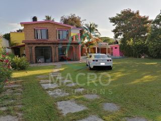 EN VENTA CASA CON AMPLIO JARDIN Y ALBERCA EN FRACC. COLINAS DE OAXTEPEC