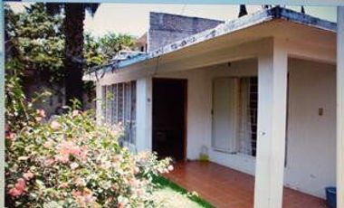 Iztapalapa sur, colonia El Rosario, bonita casa de una sola planta, 2 garajes y jardín
