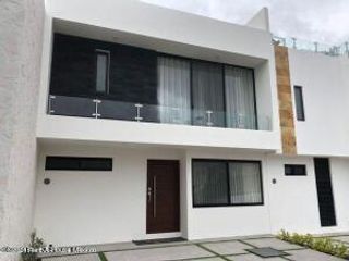 Se renta casa en Juriquilla san isidro qro. 3 recamaras excelentes amenidades