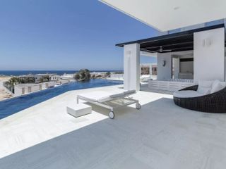 Casa con vista al mar, dos pisos, cochera, jardín, alberca, terraza, sala de juegos, area para practicar golf en Pacific Ocean, Cabo San Lucas.