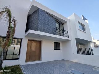 Casa nueva, diseño de autor, en venta con recamara en planta baja y jardín privado El Refugio Querétaro