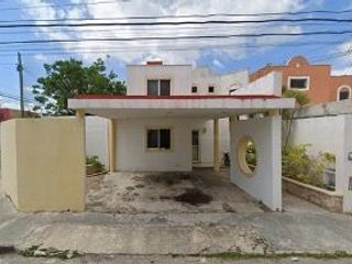 Casa en Venta de Recuperación Bancaria en Calle 94, Residencial Pensiones, Mérida, Yucatán.