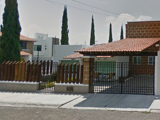 Preciosa Casa con gran jardín en Remate en Juriquilla, Queretaro