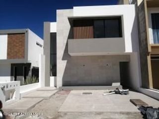 Casa de arquitecto con 3 recamaras. Cañadas del Arroyo - VENTA