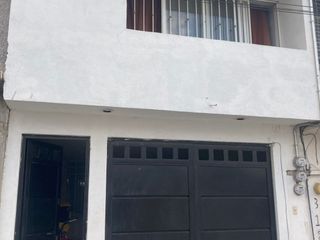 Casa con dos locales comerciales en avenida en Paseos del molino zona sur delta leon gto