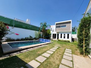 CASA EN VENTA EN FRACC. JARDINES DE TLAYACAPAN CON ALBERCA Y JARDIN