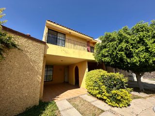 CASA EN VENTA EN PUERTA DE HIERRO EL ROSARIO, LEÓN GTO.CASA CON SALA DE JUEGOS A SOLO  5 MINUTOS DE PLAZA MAYOR.