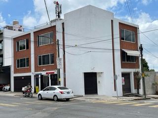 En VENTA edificio sobre avenida comercial, esquina con 8 oficinas y 2 locales  en Cuernavaca, Morelos.