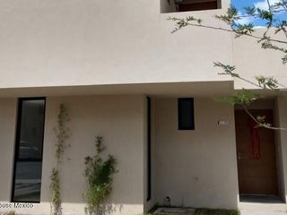 En venta casa en Altos Juriquilla 2 recàmaras alberca asador jardìn LP-24-372