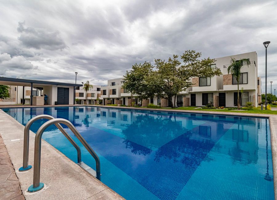 CASA EN VENTA AL SUR DE CUERNAVACA CON ALBERCA Y JARDIN | Lamudi.com.mx