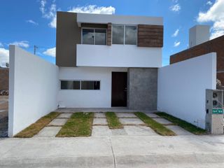 Casa en privada con recámara en Planta Baja!!