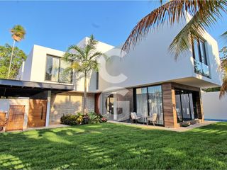 Casa en Venta en Cancun en Residencial Aqua by Cumbres con Alberca y Jardín