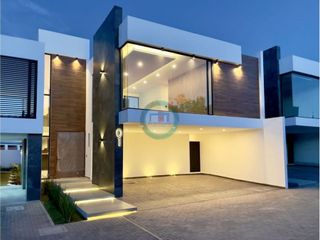 Casa Nueva en Venta en Metepec en Residencial Santoveña Amplia y Lujosa