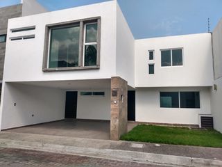 Casa amplia con jardín en venta en Morillotla, Puebla, cerca UDLAP, UVM, salida a Atlixco