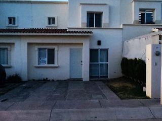 RENTA $9,500. incluye mtto. CASA EN VILLA SUR COTO 100 INT 17,