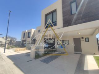 Casa en Queretaro con estacionamiento semitechado ppasillo lateral Entrega Inmediata Zire Zona Zakia condominio con alberca