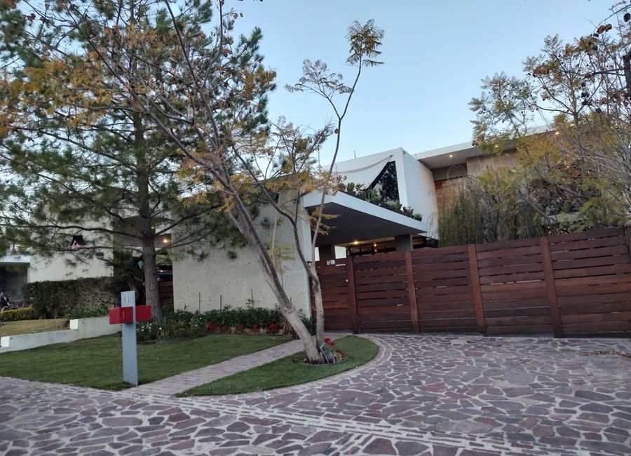 VENDO CASA EN EL BOSQUE COUNTRY CLUB DE LEON GTO. LA CASA TIENE DOS