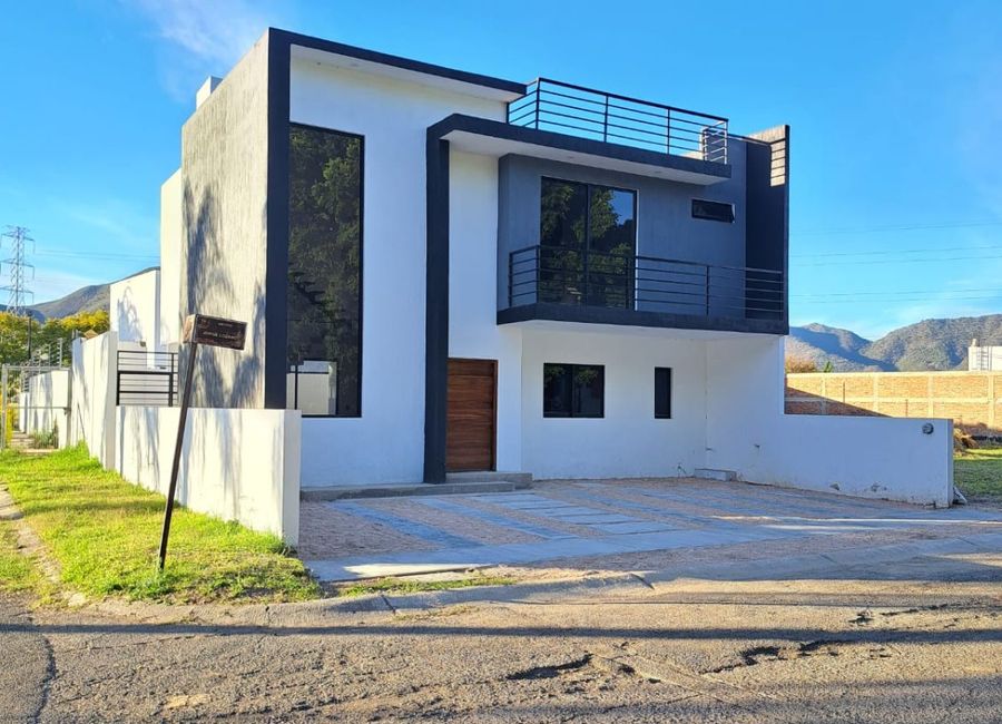 CASA EN VENTA CAMPO SUR TLAJOMULCO