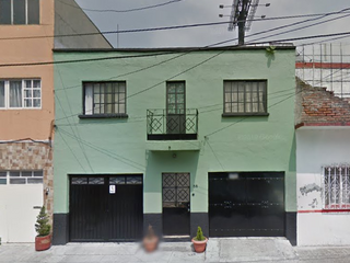 Se vende casa con balcón pequeño en Álamos Benito Juárez. Ciudad de México