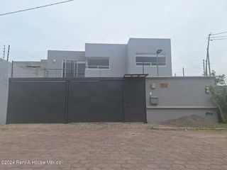 En venta casa Oportunidad en Fracc.Jurica 5 recàmaras balcòn cuarto de servicio jardìn RCS-24-2982