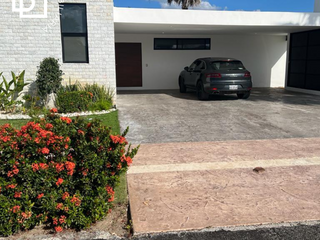 Casa en venta de una planta equipada con alberca en fraccionamiento privado al norte de Mérida